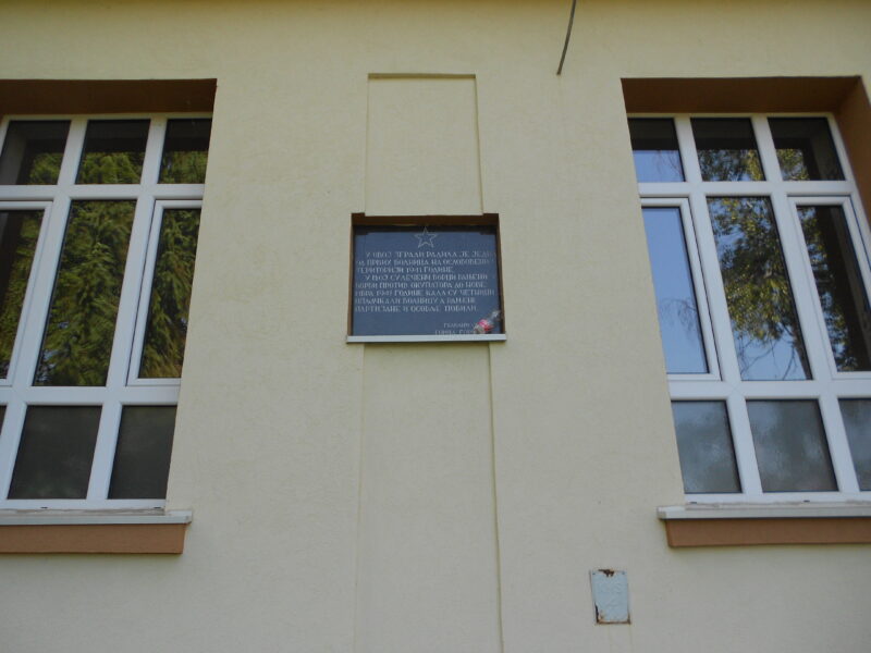 Gornja Gorevnica – Spomen-ploča na fasadi osnovne škole koja je 1941. pretvorena u patrizansku bolnicu