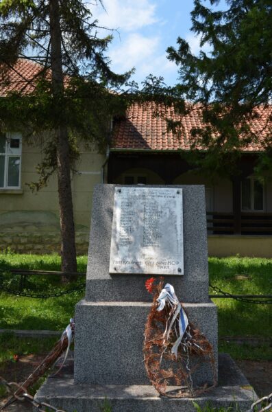 Trska – Spomen-ploča sa imenima stradalih meštana sela Trske u NOB-u